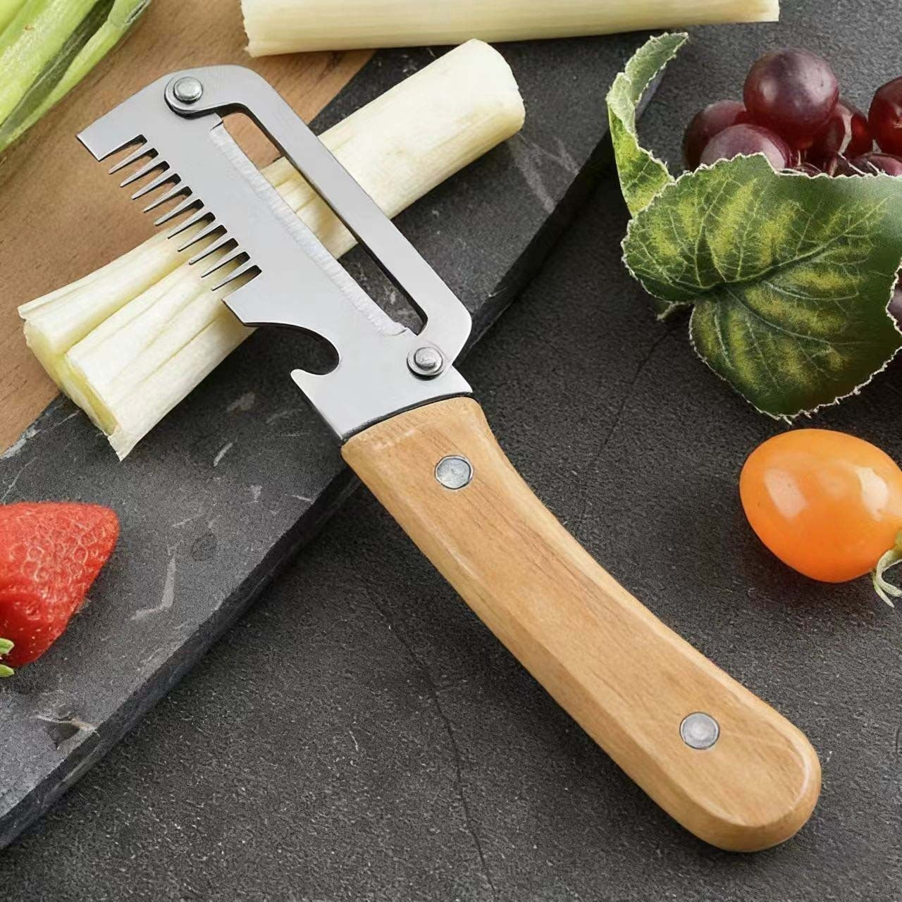✅【Kupte 2, dostanete 2 zdarma!】🧅🔪 Multifunkční kuchyňská škrabka 3 v 1: Loupá, krájí a otevírá víčka od lahví! 🔥