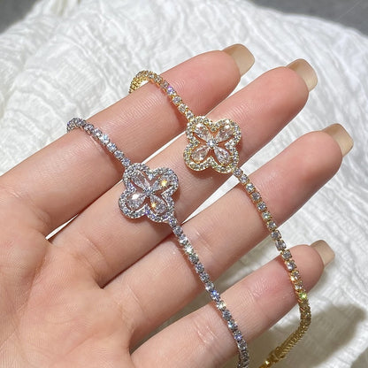 【Kupte 1 a získejte 1 zdarma】✨Super lesklý dutý náramek s čtyřlístkem, luxusní a unikátní náramek s plnými diamanty