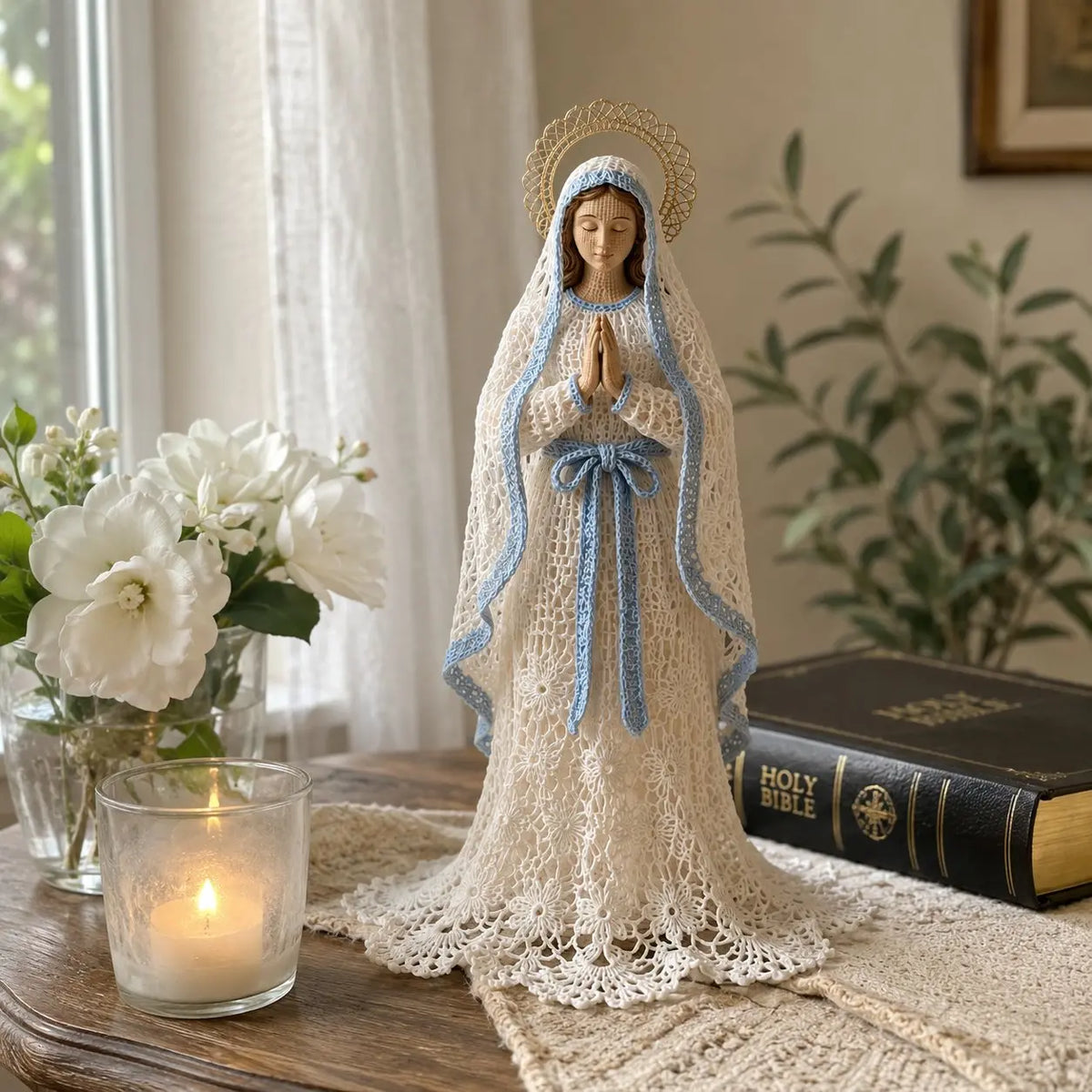 Ručně pletená figurka Panny Marie v háčkovaném a krajkovém stylu.