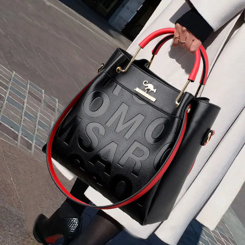 👜【Kup jeden, druhý dostaneš zdarma】🌟 Velká kapacita! 🌟 Elegantní měkká kožená taška přes rameno