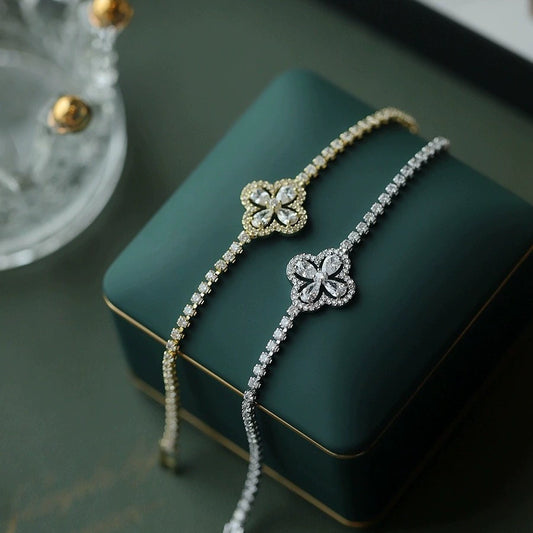 【Kupte 1 a získejte 1 zdarma】✨Super lesklý dutý náramek s čtyřlístkem, luxusní a unikátní náramek s plnými diamanty