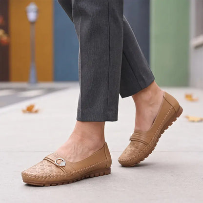 🎊【Velikosti 36–43】Stylové prolamované nazouvací boty – vyrobené z měkkého materiálu s plochou protiskluzovou podrážkou pro pohodlné nošení; speciálně navrženo pro zralé ženy a seniorky.