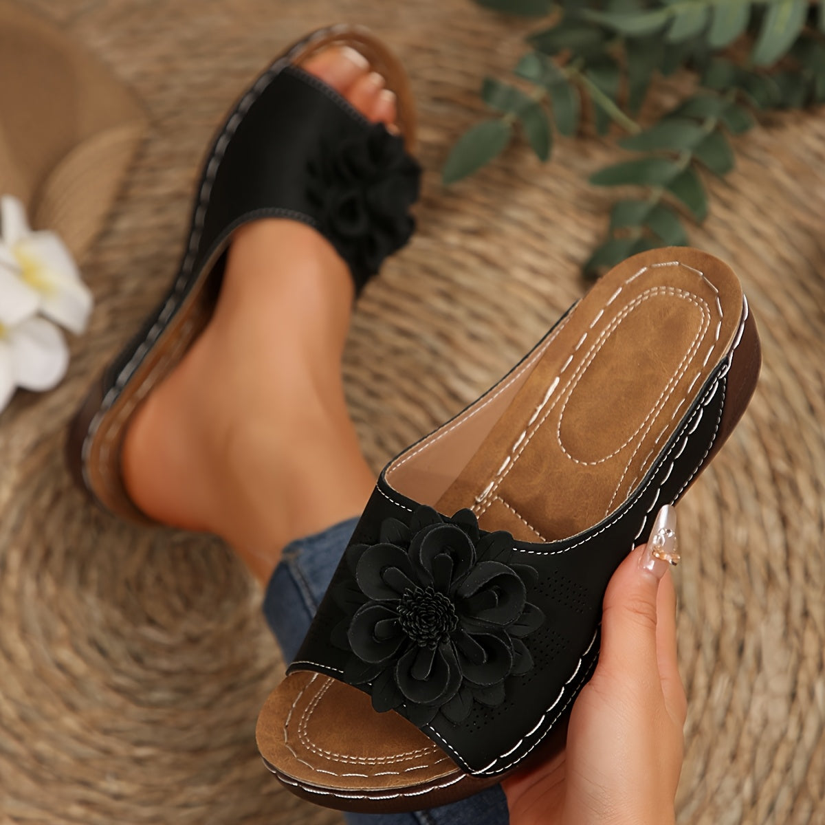🔥【Kupte 1, dostanete 1 zdarma】【36-43】Nové dámské měkké pantofle z roku 2025 - otevřený design, nízký podpatek, platforma, vintage květinový vzor