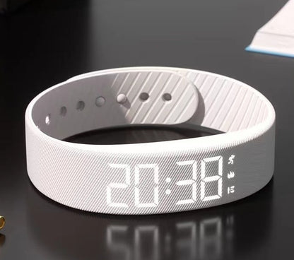 Chytrý hudební fitness tracker s krokoměrem a předpovědí počasí